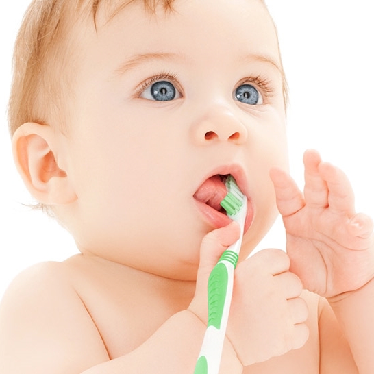 ¿Cuándo debo comenzar a cepillar los dientes a mi bebé?